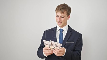Foto de Joven hombre caucásico trabajador de negocios contando dólares sobre fondo blanco aislado - Imagen libre de derechos