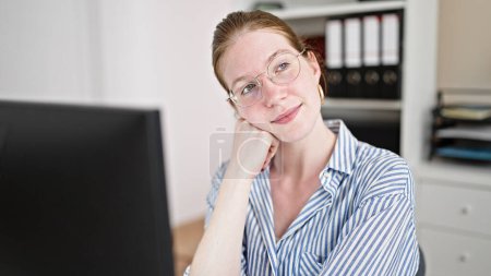 Téléchargez les photos : Jeune femme blonde travailleuse d'entreprise utilisant un ordinateur de bureau - en image libre de droit