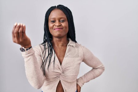 Foto de Mujer africana con trenzas de pie sobre fondo blanco haciendo gesto italiano con la mano y los dedos expresión de confianza - Imagen libre de derechos