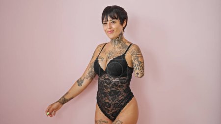 Téléchargez les photos : Femme hispanique avec bras amputé portant lingerie souriant sur fond rose isolé - en image libre de droit