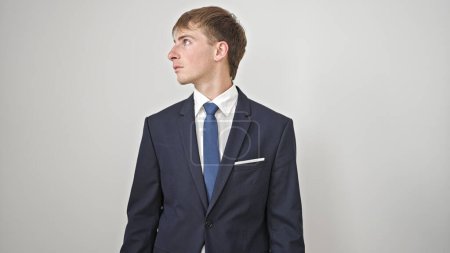 Téléchargez les photos : Jeune homme d'affaires caucasien debout avec une expression détendue sur fond blanc isolé - en image libre de droit