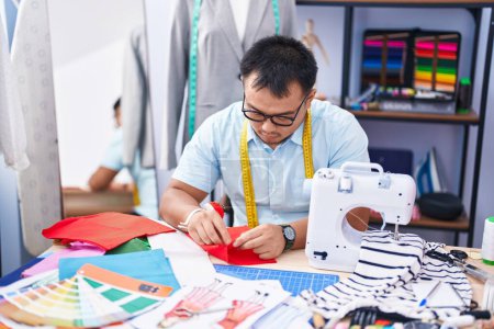 Téléchargez les photos : Jeune tailleur chinois couture chez le tailleur - en image libre de droit