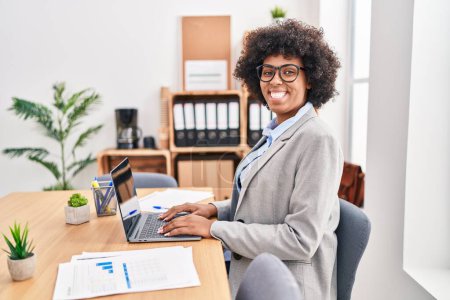 Téléchargez les photos : African american woman business worker using laptop working at office - en image libre de droit