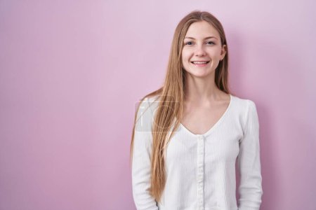 Téléchargez les photos : Jeune femme caucasienne debout sur fond rose avec un sourire heureux et cool sur le visage. chanceux. - en image libre de droit
