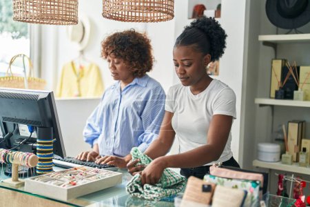Téléchargez les photos : African american women shop assistants working at clothing store - en image libre de droit