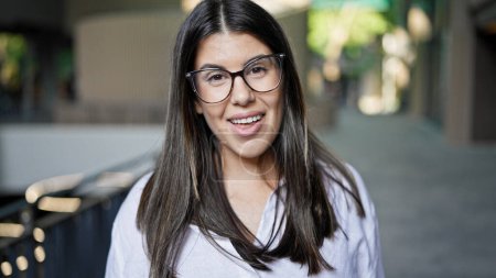 Téléchargez les photos : Jeune belle femme hispanique parlant à la caméra au bureau - en image libre de droit