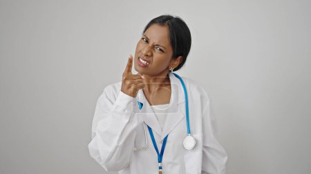 Foto de Mujer afroamericana médico enojado y estresado sobre aislado blanco fondo - Imagen libre de derechos