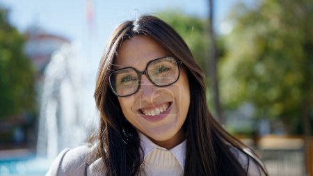 Téléchargez les photos : Jeune belle femme hispanique souriant confiance debout au parc - en image libre de droit