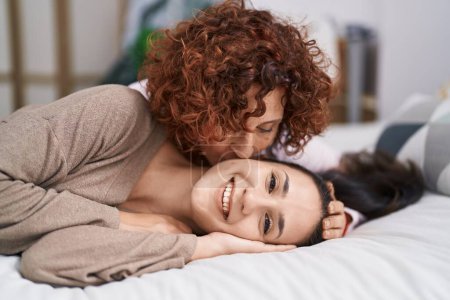 Téléchargez les photos : Deux femmes mère et fille couchées sur le lit - en image libre de droit