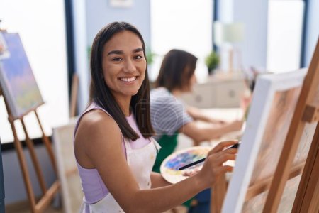 Téléchargez les photos : Deux femmes artistes dessinant sur toile et carnet au studio d'art - en image libre de droit
