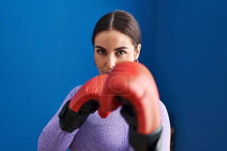 Téléchargez les photos : Jeune belle femme hispanique boxe au centre sportif - en image libre de droit