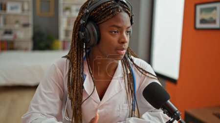 Téléchargez les photos : Femme médecin afro-américaine ayant une interview au studio de radio - en image libre de droit