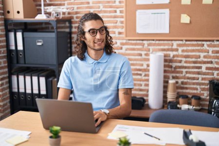 Téléchargez les photos : Young hispanic man business worker using laptop working at office - en image libre de droit