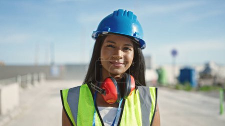 Téléchargez les photos : Africaine américaine femme constructeur souriant confiance debout à la rue - en image libre de droit