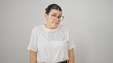 Téléchargez les photos : Jeune belle femme hispanique debout avec une expression désemparée sur fond blanc isolé - en image libre de droit