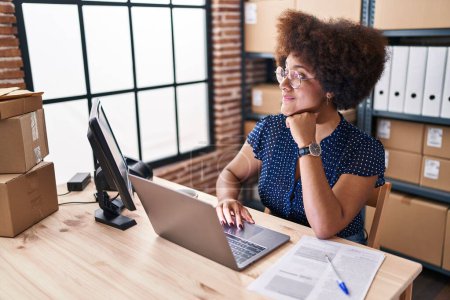 Téléchargez les photos : Africaine américaine femme commerce électronique travailleur d'affaires en utilisant un ordinateur portable travaillant au bureau - en image libre de droit