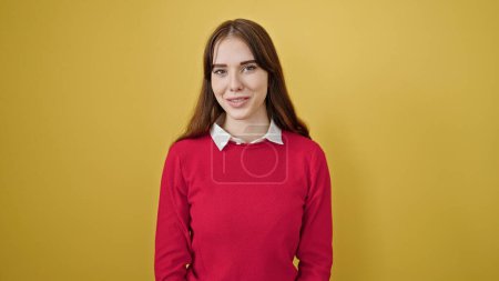 Téléchargez les photos : Jeune femme hispanique souriante confiante debout sur fond jaune isolé - en image libre de droit
