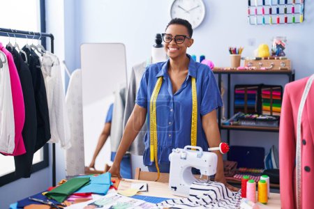 Téléchargez les photos : Femme afro-américaine tailleur souriant confiance debout au magasin de tailleur - en image libre de droit