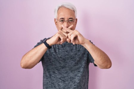 Téléchargez les photos : Homme du moyen âge avec les cheveux gris debout sur fond rose expression de rejet croisant les doigts faisant signe négatif - en image libre de droit