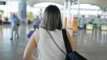 Foto de Joven mujer hispana hermosa que va de viaje en el aeropuerto - Imagen libre de derechos