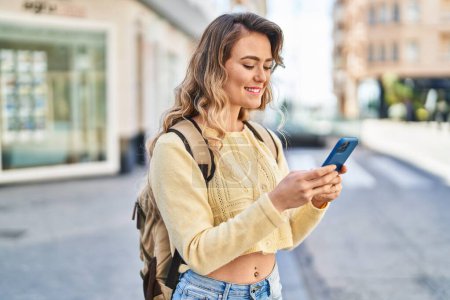 Téléchargez les photos : Young woman tourist smiling confident using smartphone at street - en image libre de droit