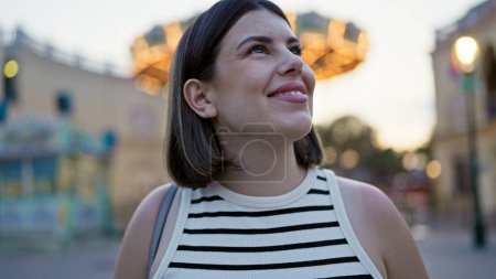 Foto de Joven mujer hispana hermosa sonriendo mirando a su alrededor en Prater Vienna - Imagen libre de derechos