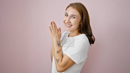 Téléchargez les photos : Jeune femme souriante mains claquement confiantes sur fond rose isolé - en image libre de droit