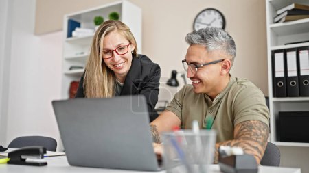 Téléchargez les photos : Travailleurs d'affaires hommes et femmes travaillant ensemble à l'aide d'un ordinateur portable au bureau - en image libre de droit