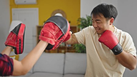 Téléchargez les photos : Boxe souriante confiante à la maison - en image libre de droit