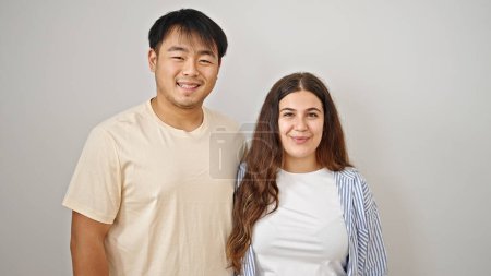 Téléchargez les photos : Homme et femme couple souriant confiant étreinte l'un l'autre sur fond blanc isolé - en image libre de droit