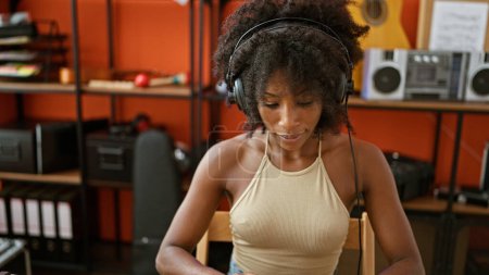 Foto de Músico afroamericano con auriculares en el estudio de música - Imagen libre de derechos