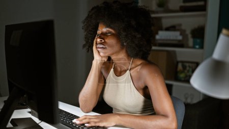 Foto de Mujer afroamericana mujer de negocios trabajando aburrida y cansada en la oficina - Imagen libre de derechos