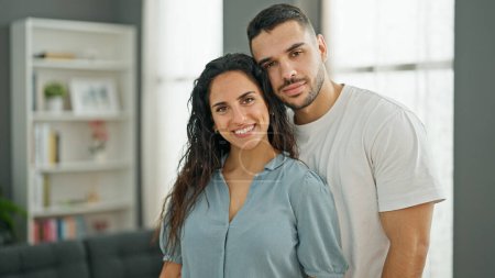 Téléchargez les photos : Homme et femme couple debout ensemble souriant à la maison - en image libre de droit