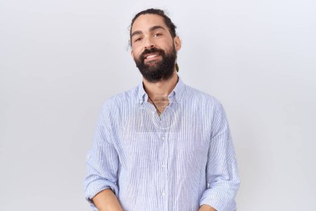 Téléchargez les photos : Homme hispanique à la barbe portant une chemise décontractée avec les mains jointes et les doigts croisés souriant détendu et joyeux. succès et optimisme - en image libre de droit