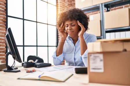 Téléchargez les photos : African american woman ecommerce business stressed working at office - en image libre de droit