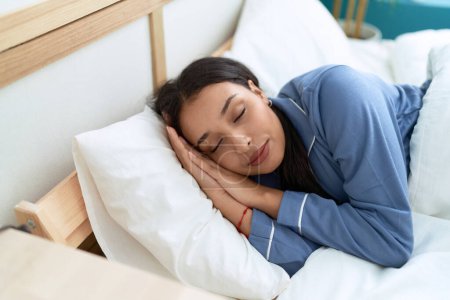 Téléchargez les photos : Jeune femme arabe couchée sur le lit dormant dans la chambre - en image libre de droit