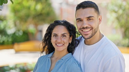 Téléchargez les photos : Man and woman couple smiling confident standing together at park - en image libre de droit