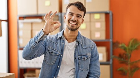 Téléchargez les photos : Jeune homme hispanique ecommerce travailleur d'affaires debout avec les bras croisés geste faire ok geste au bureau - en image libre de droit