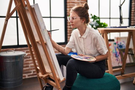 Téléchargez les photos : Jeune femme blonde artiste dessin au studio d'art - en image libre de droit