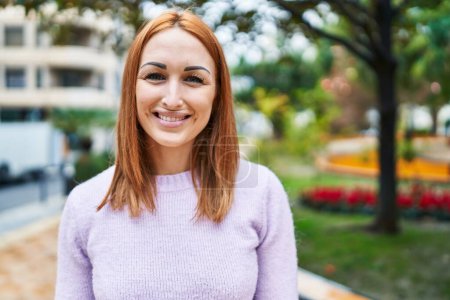 Téléchargez les photos : Young caucasian woman smiling confident standing at park - en image libre de droit