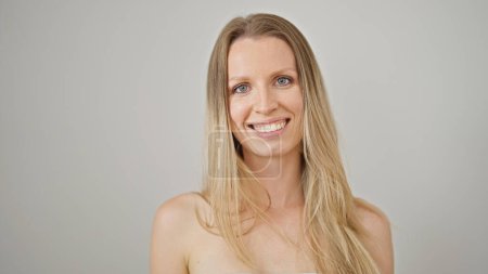 Téléchargez les photos : Jeune femme blonde souriante confiante debout sur fond blanc isolé - en image libre de droit