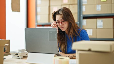 Téléchargez les photos : Jeune belle hispanique femme ecommerce travailleur d'affaires en utilisant ordinateur portable de travail stressé au bureau - en image libre de droit