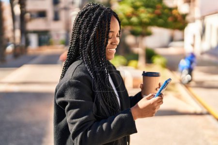 Téléchargez les photos : Femme afro-américaine utilisant smartphone boire du café au parc - en image libre de droit