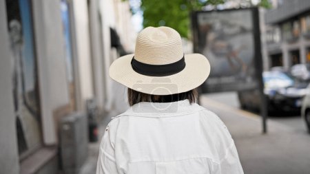 Téléchargez les photos : Belle jeune femme hispanique s'éloignant dans les rues de Stockholm - en image libre de droit