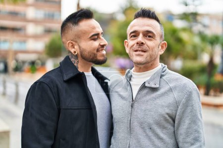 Téléchargez les photos : Deux hommes couple souriant confiant debout ensemble à la rue - en image libre de droit