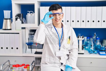 Téléchargez les photos : Young non binary man scientist smiling confident at laboratory - en image libre de droit