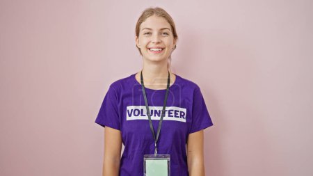 Téléchargez les photos : Jeune femme blonde volontaire souriant confiant debout sur fond rose isolé - en image libre de droit