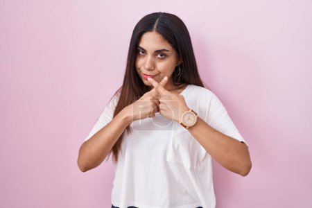 Téléchargez les photos : Jeune femme arabe debout sur fond rose expression de rejet croisant les doigts faisant signe négatif - en image libre de droit