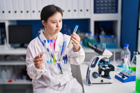 Téléchargez les photos : Jeune femme atteinte du syndrome du duvet scientifique tenant des éprouvettes en laboratoire - en image libre de droit