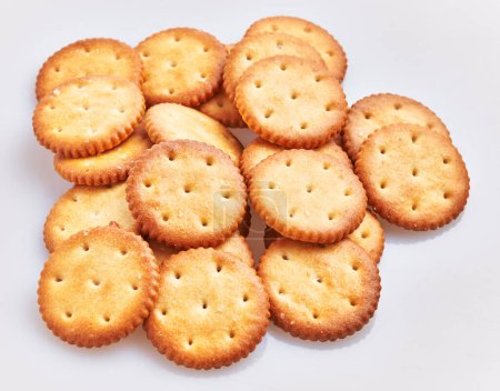 Téléchargez les photos : Délicieux groupe de biscuits salés sur fond blanc isolé - en image libre de droit